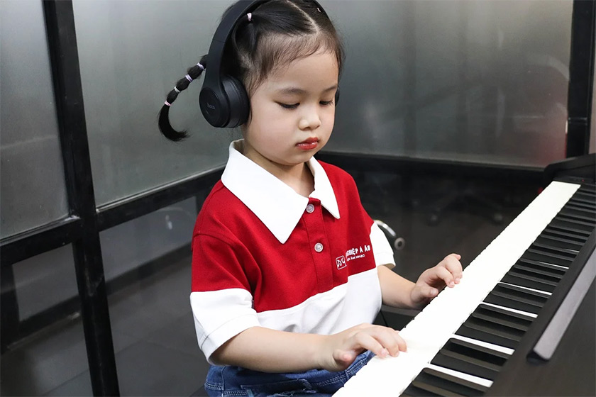 bé thực thành trên piano