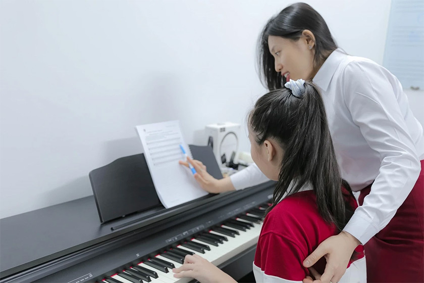 học viên lớp piano