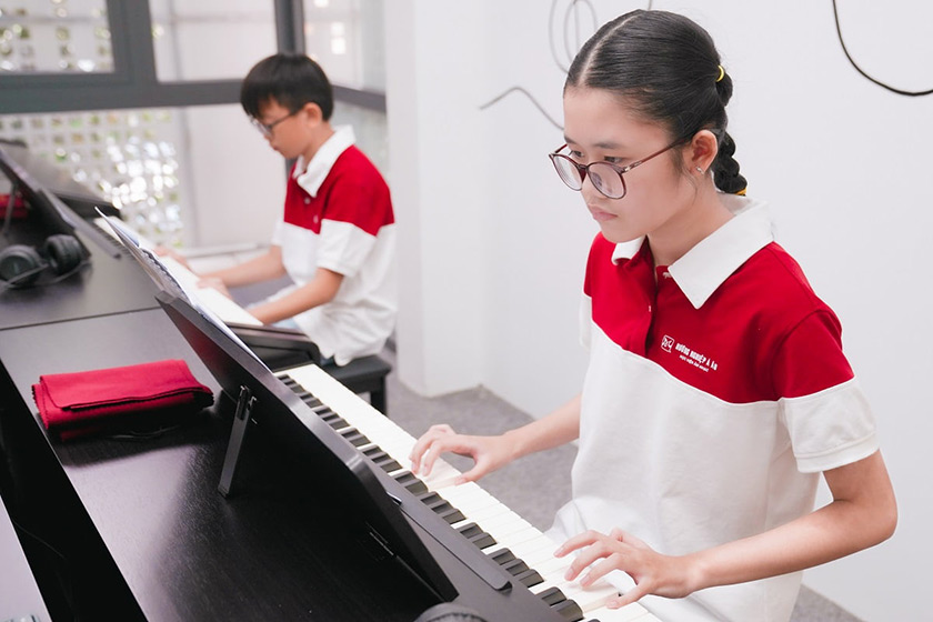 học viên lớp piano đệm hát