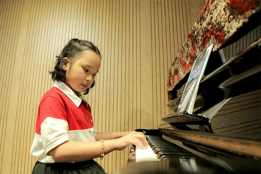 thực hành đàn trên piano